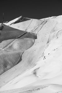 Anzère ski station red slope bw