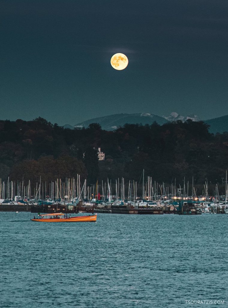 Geneva-Switzerland-full-moon-night-taxi-boat